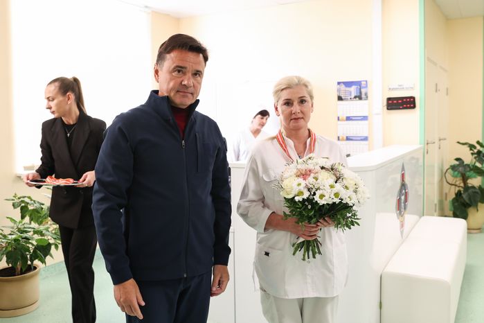 Андрей Воробьев наградил медиков в госпитале Росгвардии в Балашихе