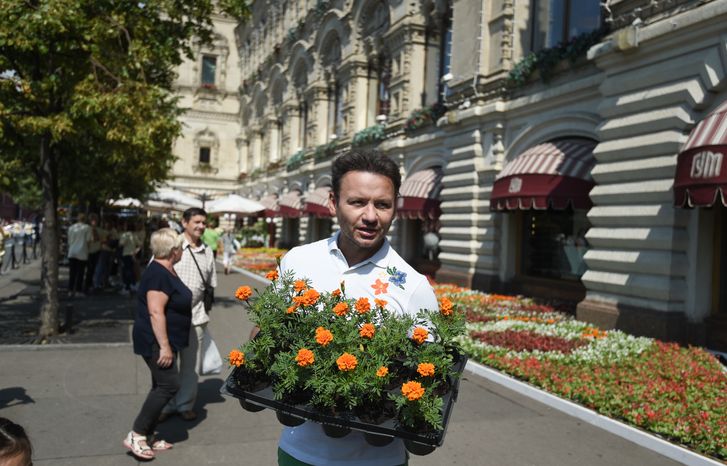 Юбилейный фестиваль цветов в ГУМе в Москве