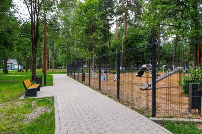 Площадка для выгула собак в парке «Папанинская дача» микрорайона Юбилейный города Королев