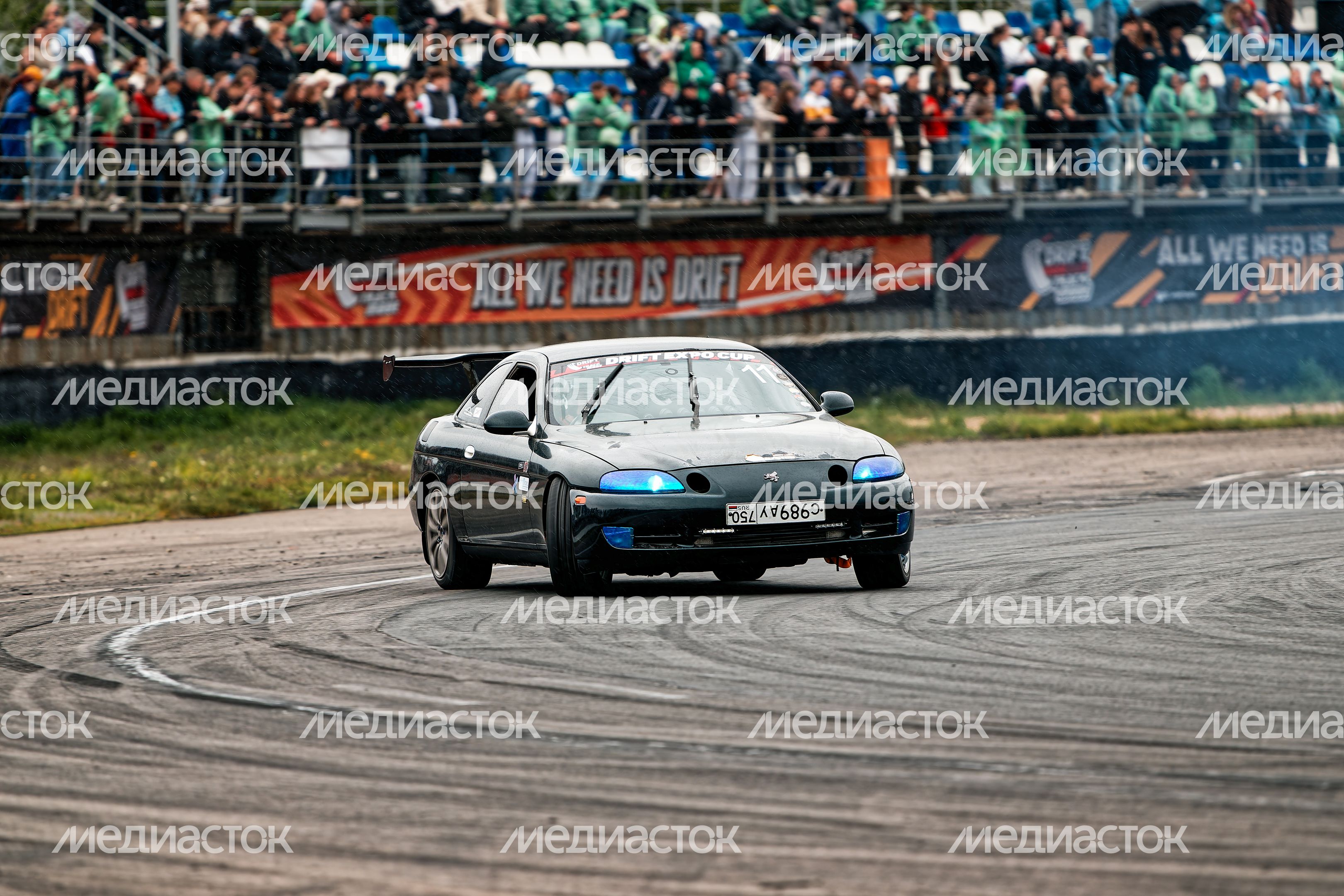 Гонка автомобилей на дрифт-фестивале скорости и драйва Drift Expo Track Mode 2025 Гонка автомобилей на дрифт-фестивале скорости и драйва Drift Expo Track Mode 2025