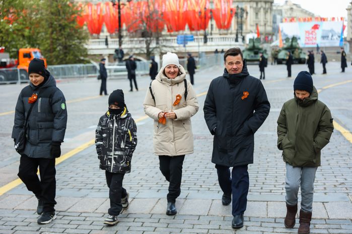 Андрей Воробьев вместе со своими детьми и семьей Героя России посетил Парад Победы