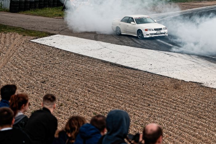 Гонка автомобилей на дрифт-фестивале скорости и драйва Drift Expo Track Mode 2025