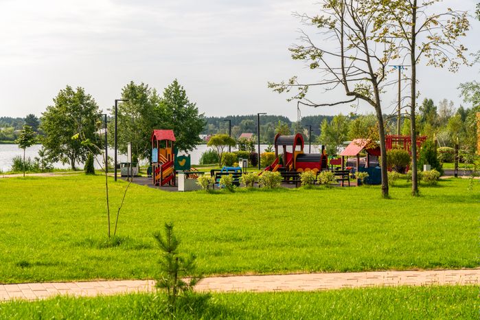 Детская площадка в парке культуры и отдыха «Солнечный берег» поселка Запрудня Талдомского округа