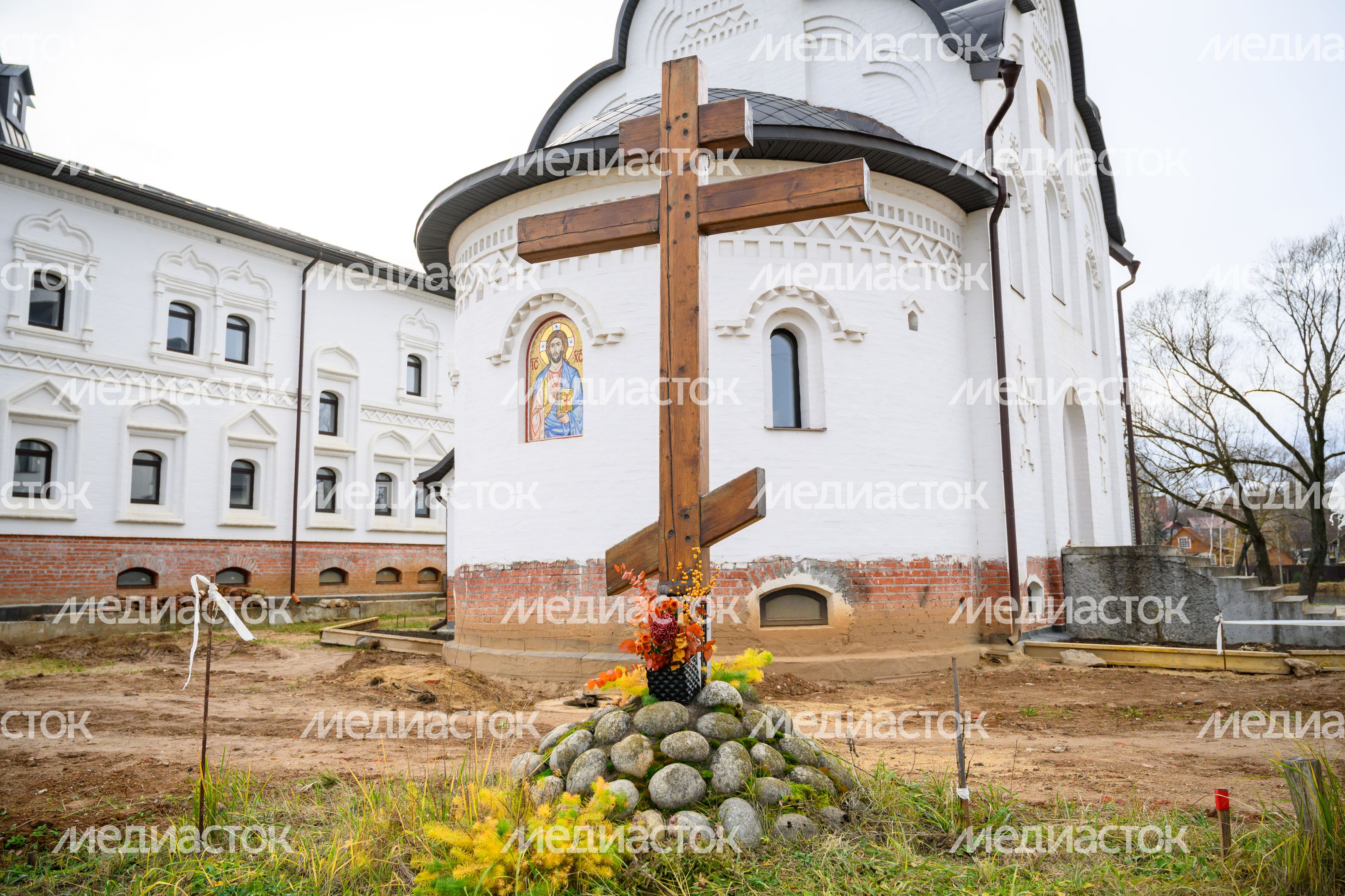 Церковь Иоанна Кронштадтского в микрорайоне Белые Столбы города Домодедово осенью Церковь Иоанна Кронштадтского в микрорайоне Белые Столбы города Домодедово осенью
