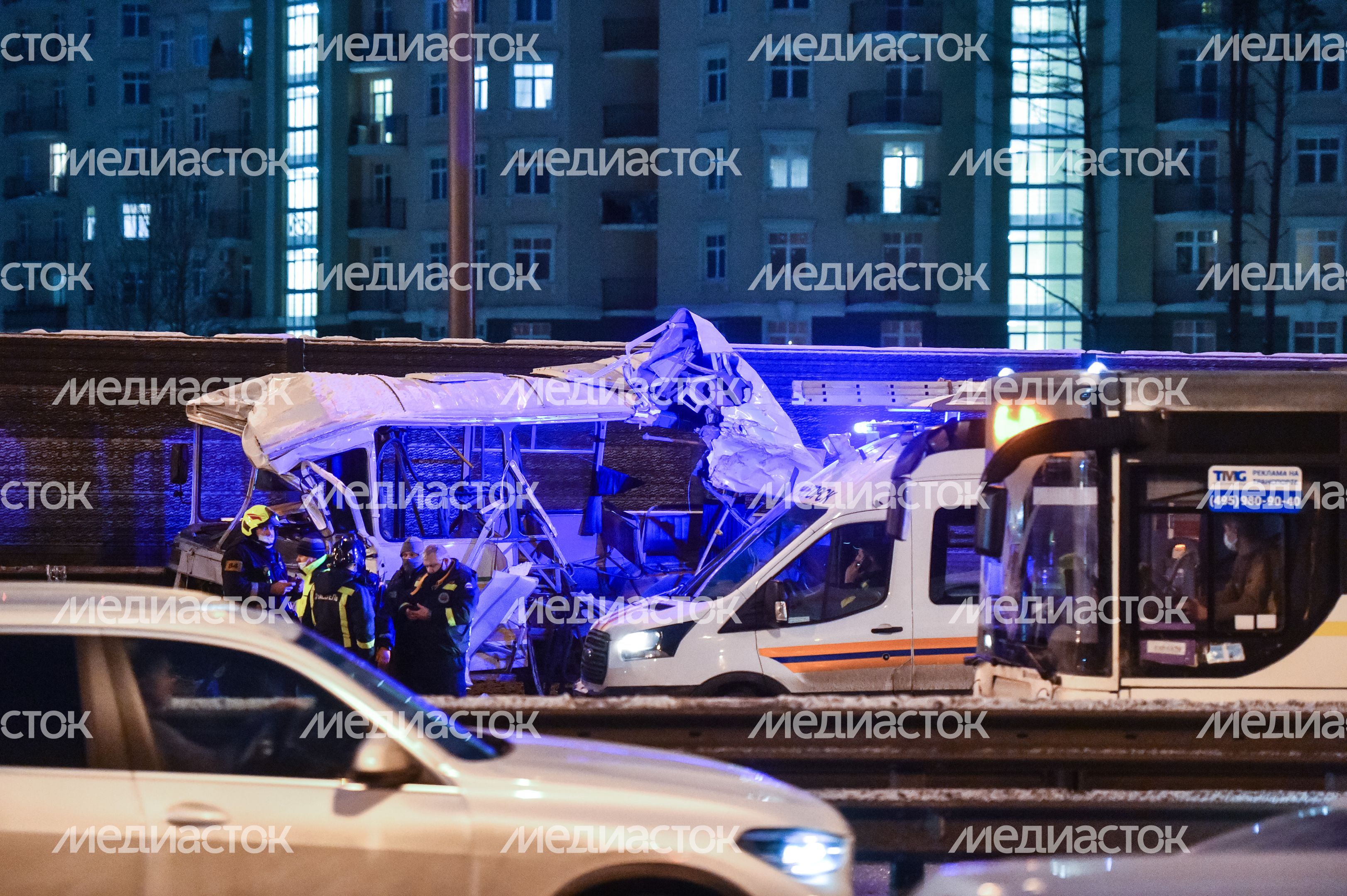 Кадры с места столкновения четырех автобусов и грузовика на Новорижском шоссе в Московской области