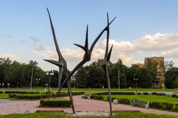 Черноголовка. Скульптура «Стрижи»