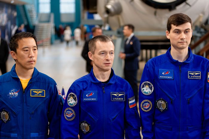 Космонавты основного экипажа МКС-73 Д. Ким, С.Н. Рыжиков, А.В. Зубрицкий на комплексной тренировке в Звездном городке