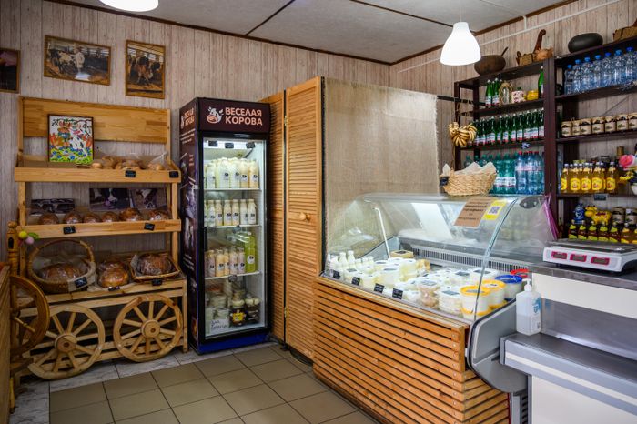 Фермерские молочные продукты в магазине при ферме «Веселая корова» в деревне Антоново Раменского округа
