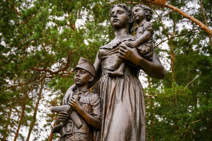 Жанровая скульптура «Ожидание» в Балашихе