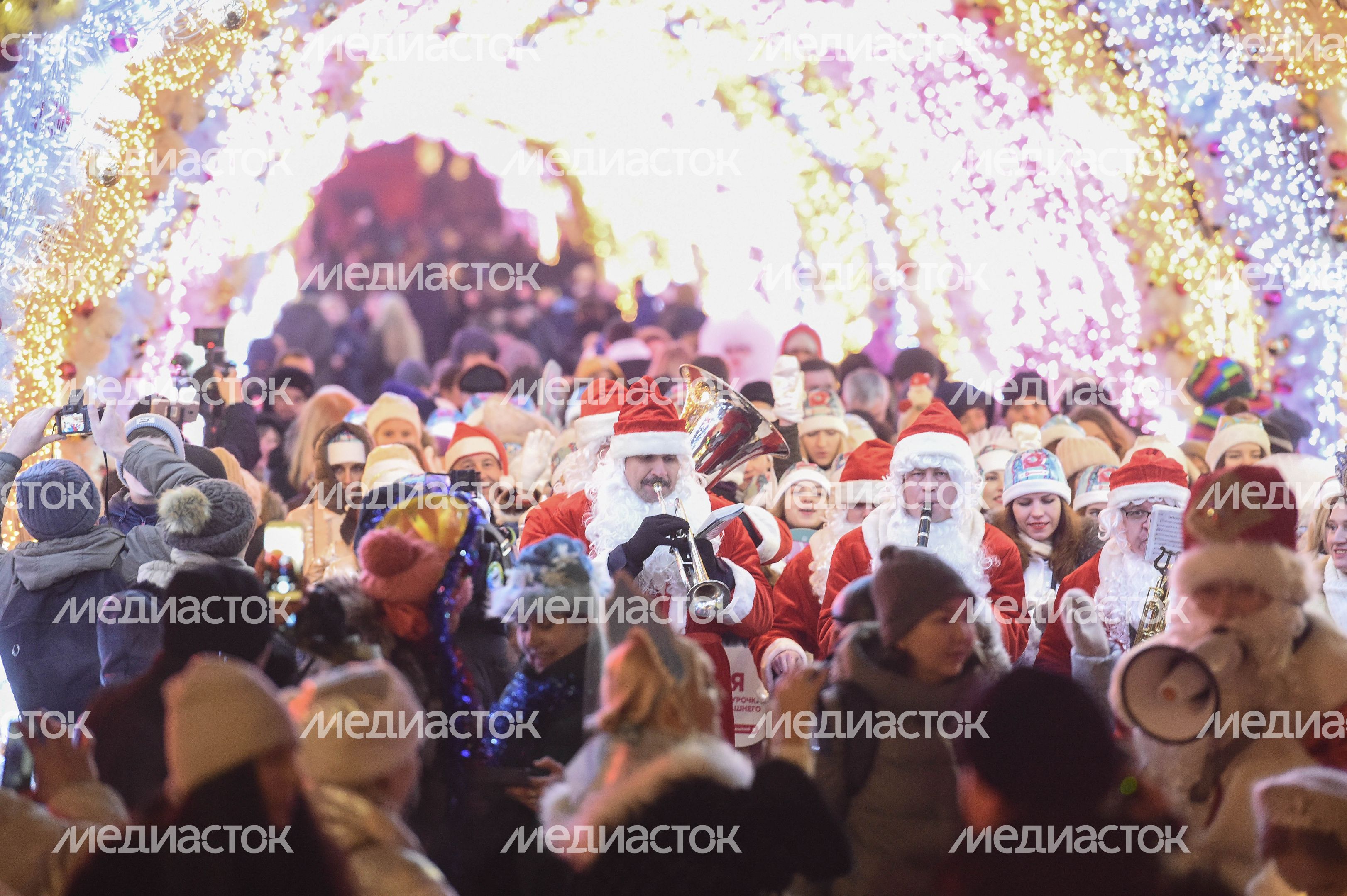 Парад Снегурочек в Москве