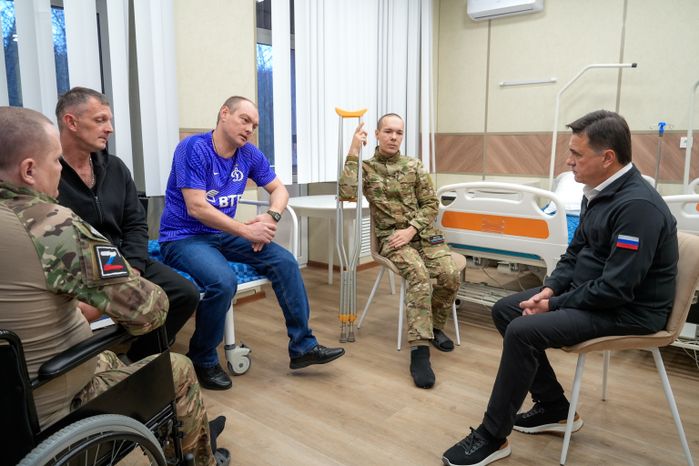 Андрей Воробьев навестил бойцов СВО в санатории "Солнечногорский"