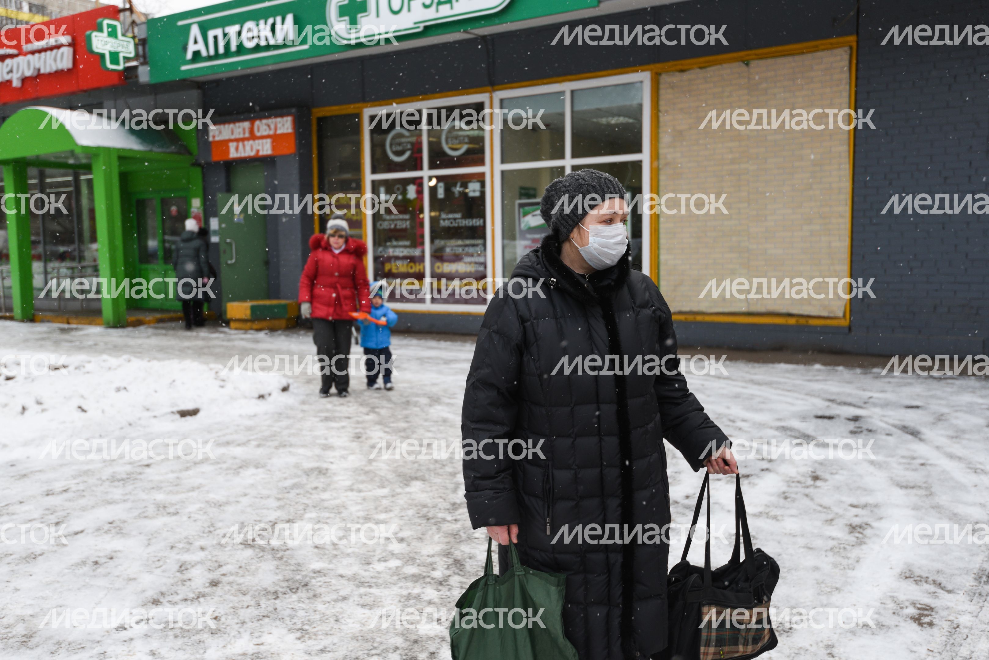 Люди в масках в период эпидемии коронавируса