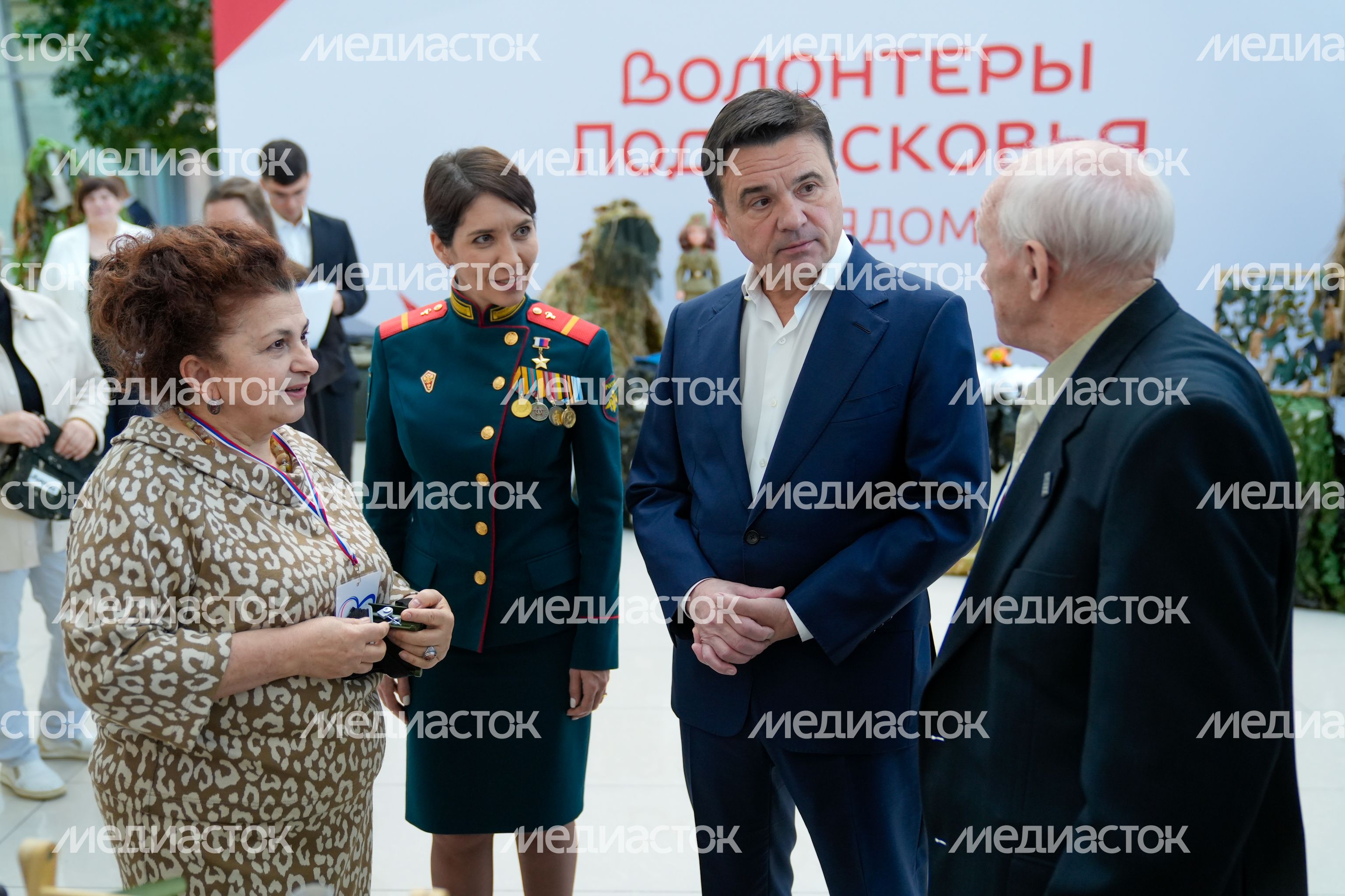 Андрей Воробьев осмотрел выставку волонтеров в региональном Доме Правительства Андрей Воробьев осмотрел выставку волонтеров в региональном Доме Правительства