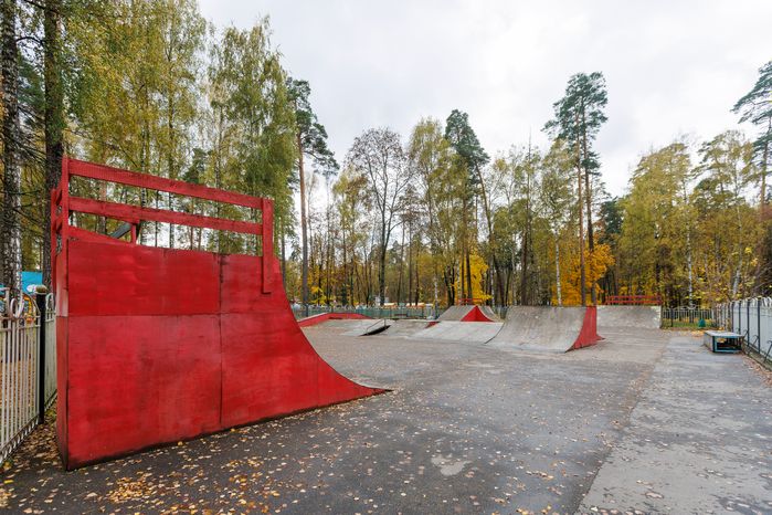 Скейт-площадка в Центральном парке культуры и отдыха в Ногинске осенью