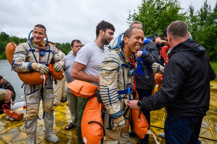 Тренировка космонавтов по действиям после посадки на воду в Ногинске