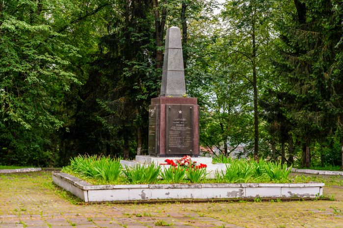 Мемориал на братской могиле воинов в городском саду Волоколамска