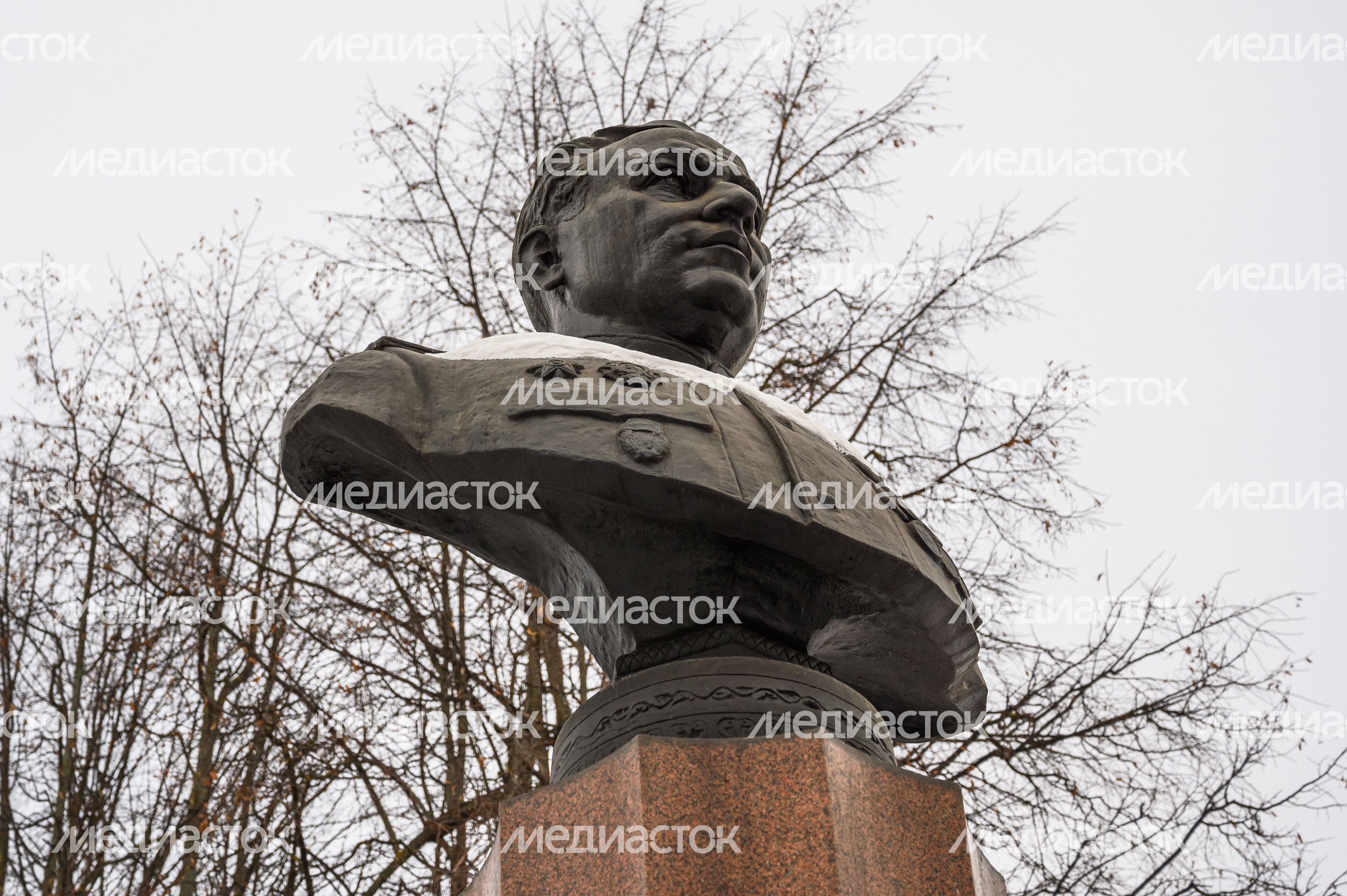Бюст дважды Героя Советского Союза В.А. Зайцева в сквере его имени в Коломне