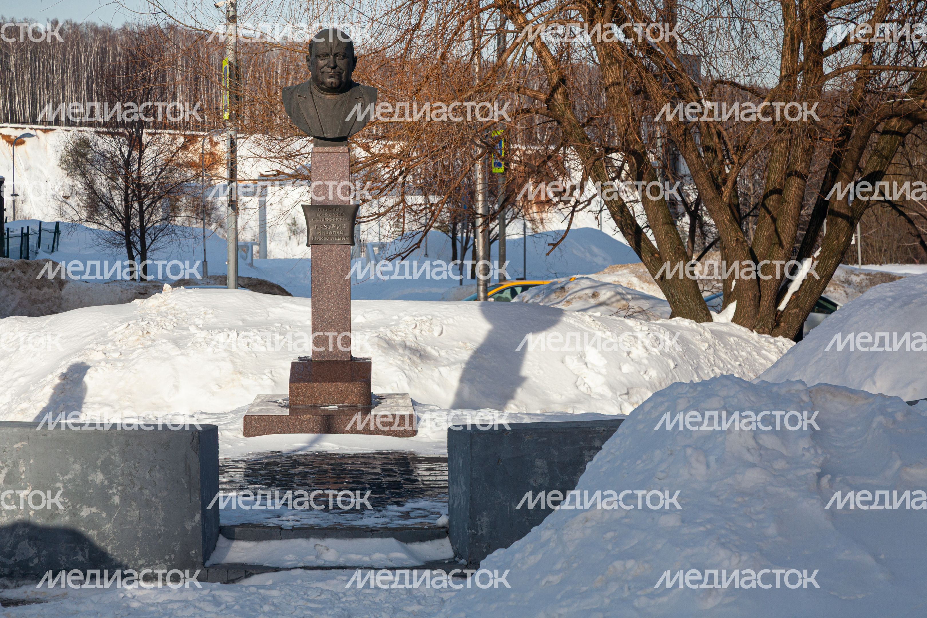 Бюст почетного гражданина города Дзержинский Н.Н. Лазурина на Лазуринском бульваре Бюст почетного гражданина города Дзержинский Н.Н. Лазурина на Лазуринском бульваре