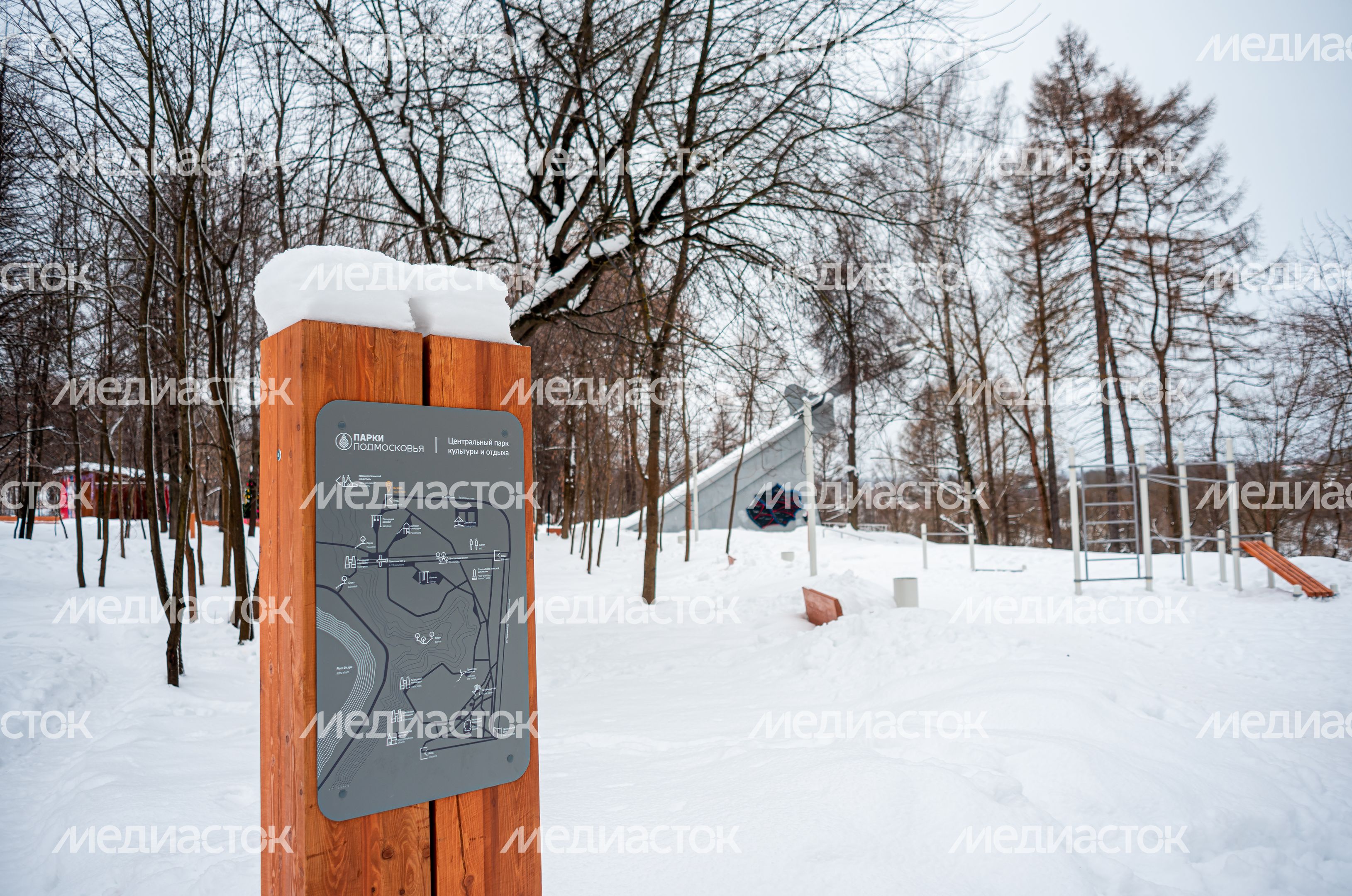 Зимние виды Памятника штурмовику Ил-2 в городе Истра