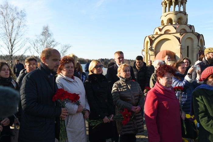 Открытие после реставрации воинского мемориала в деревне Ельня в Подмосковье
