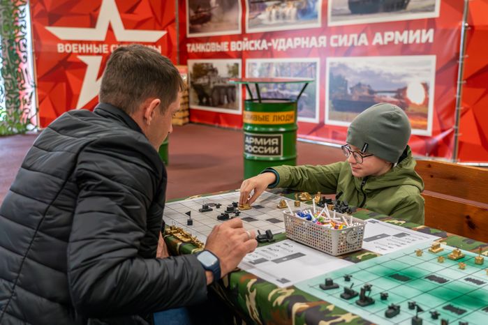Игра в шахматы фигурами танков на праздновании Дня танкиста в Центральном парке «Патриот» Одинцовского округа