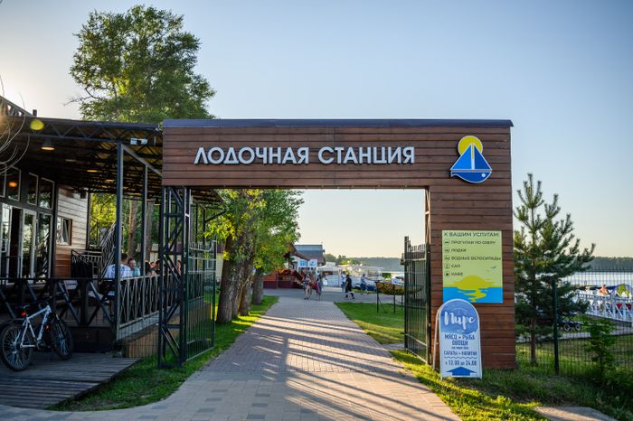 Городской пляж Солнечногорска на берегу озера Сенеж