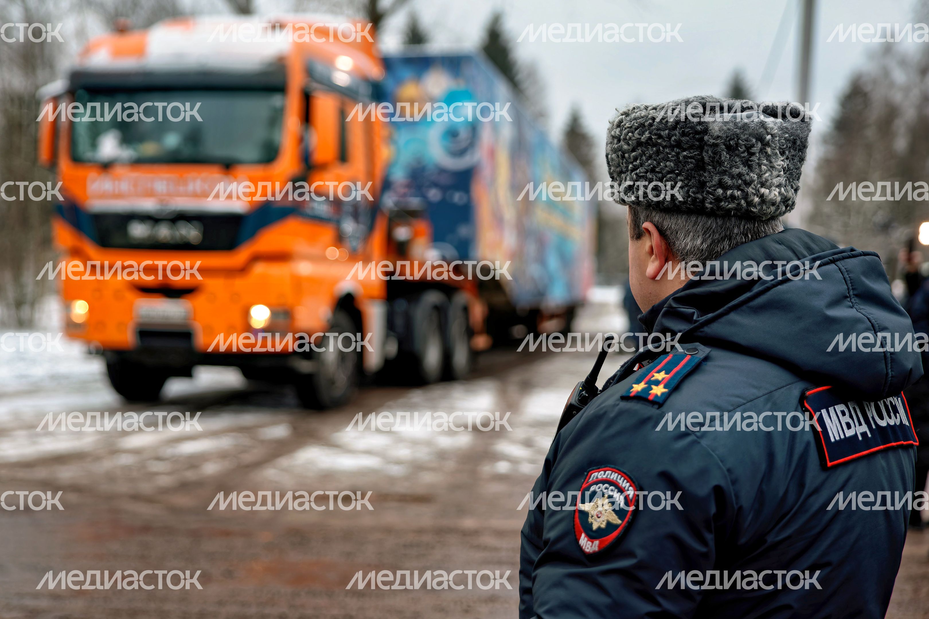 Автопоезд Деда Мороза везет в Москву главную елку страны Автопоезд Деда Мороза везет в Москву главную елку страны