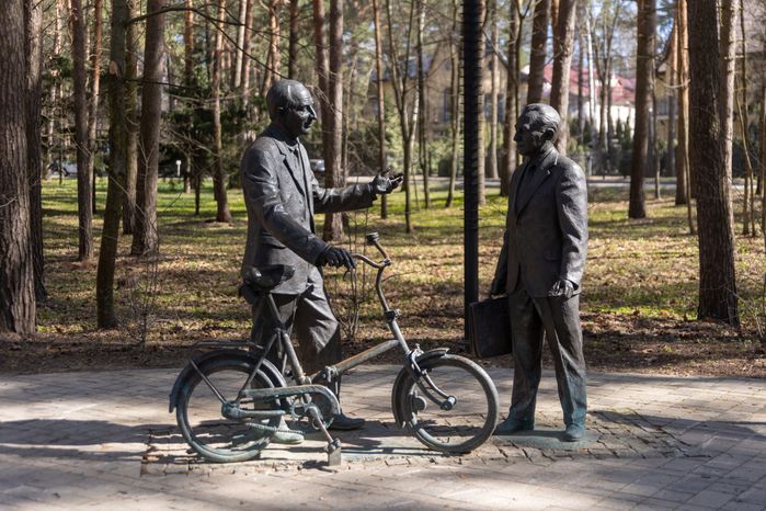 Памятник Понтекорво и Джелепову