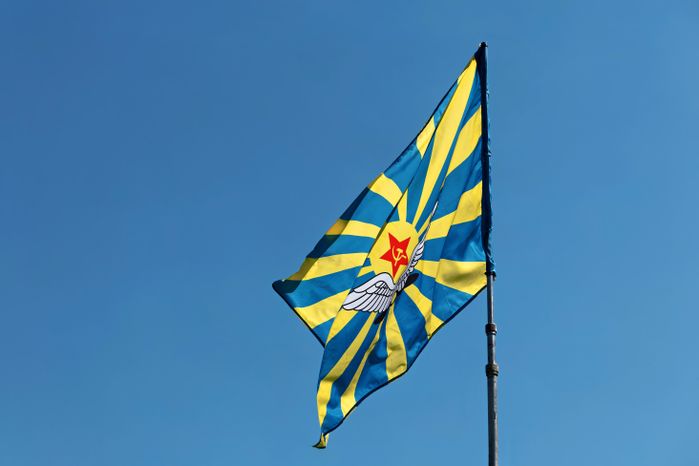 Флаг ВВС России в аэроклубе ветеранов воинской службы в Кубинке Одинцовского округа