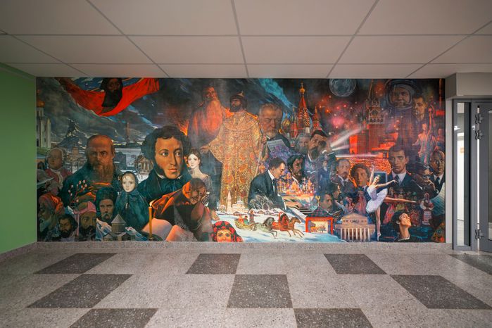 Портреты исторических личностей на стене Академического корпуса Гимназии имени Подольских курсантов