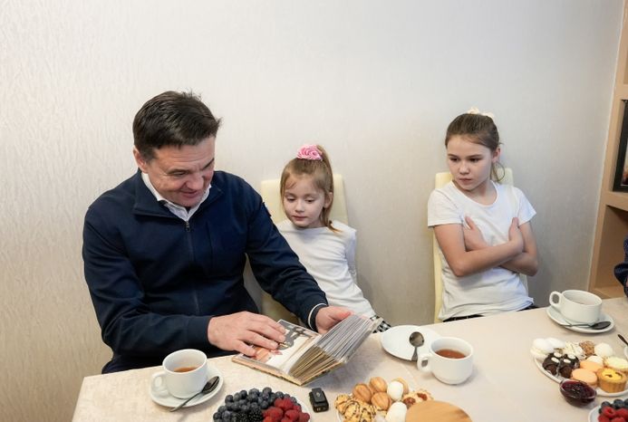 Андрей Воробьев навестил семью погибшего на СВО бойца