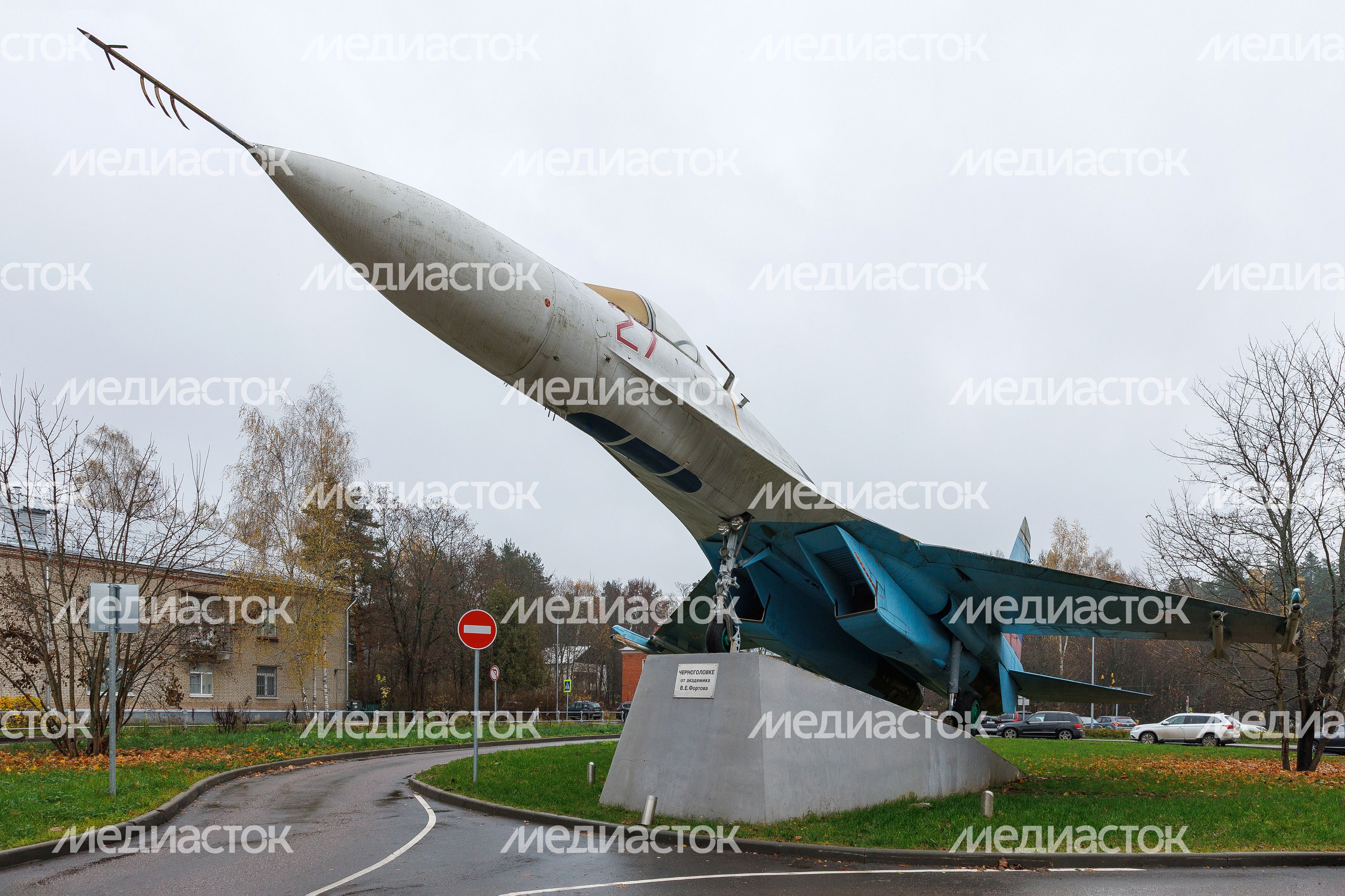 Памятник самолету-истребителю СУ-27 в Черноголовке осенью Памятник самолету-истребителю СУ-27 в Черноголовке осенью