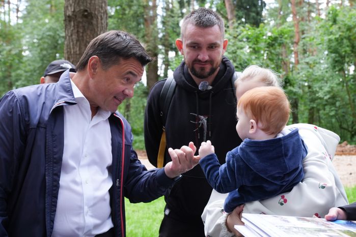 Андрей Воробьев проверил ход благоустройства лесопарка "Массовка" в Дедовске