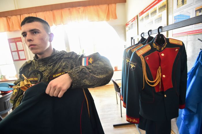 Подготовка военнослужащих отдельного комендантского Преображенского полка к военному параду на Красной площади