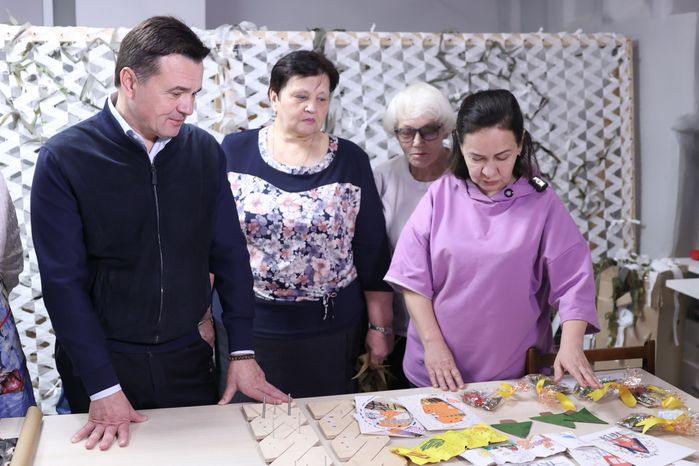 Андрей Воробьев посетил мастерскую волонтерского объединения «Zамаскируем СВОих»