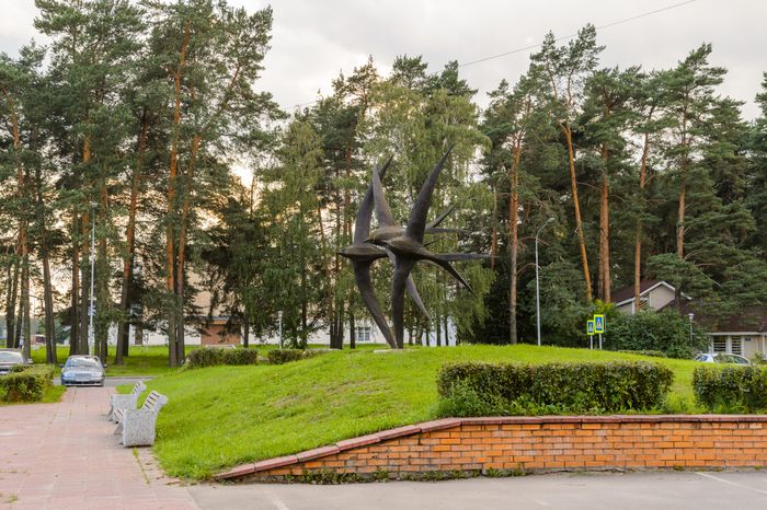 Черноголовка. Скульптура «Стрижи»