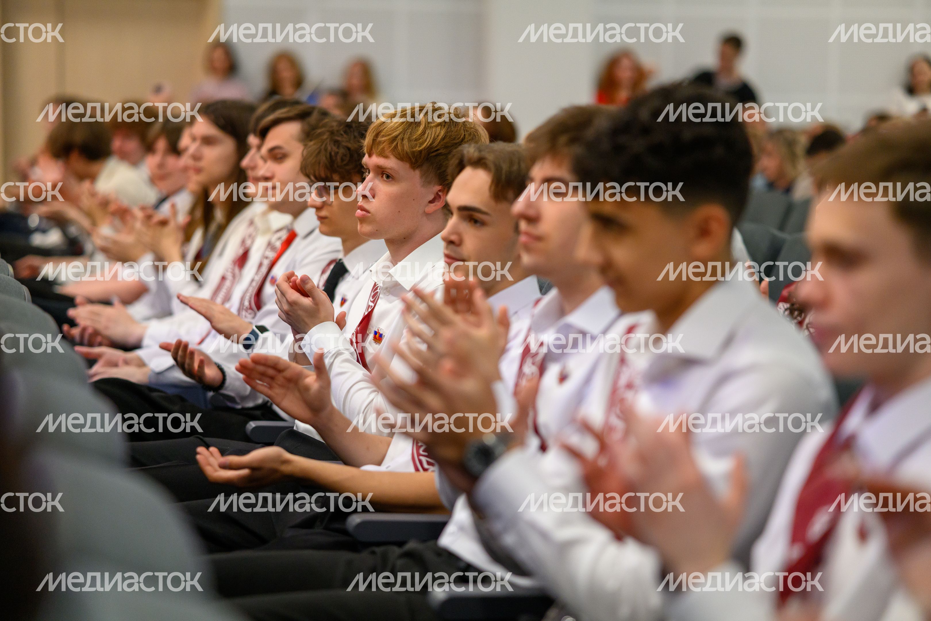 Последний звонок в гимназии №41 - корпусе «Феникс» в ЖК «Жулебино парк» города Люберцы Последний звонок в гимназии №41 - корпусе «Феникс» в ЖК «Жулебино парк» города Люберцы