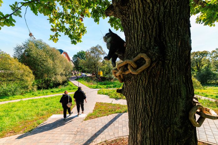 Кот ученый на дубе в сказочном парке «Лукоморье» в Рузе летом