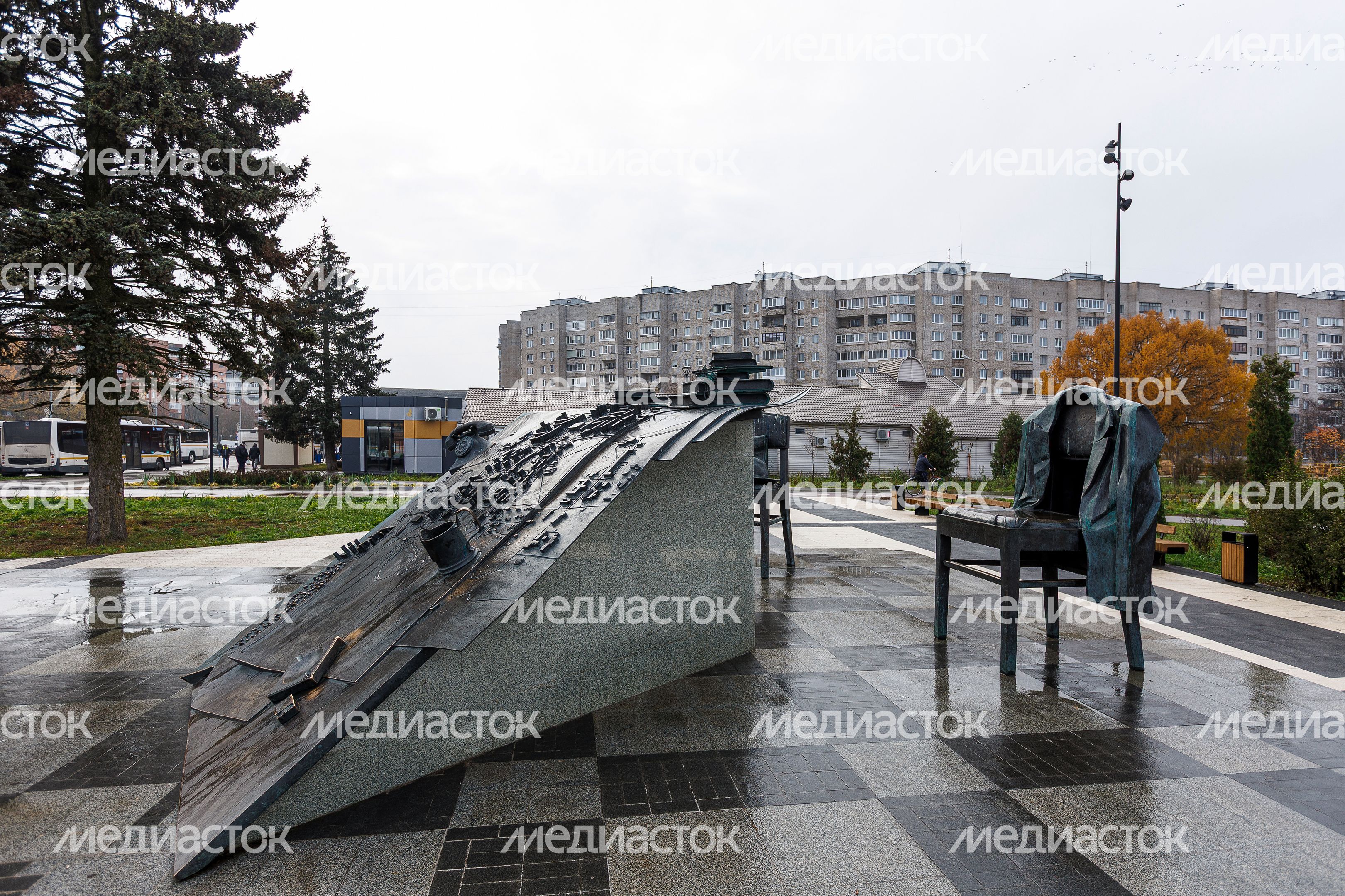Памятник ученым-основателям Черноголовки — лауреату Нобелевской премии Н.Н. Семенову и его ученику Ф.И. Дубовицкому Памятник ученым-основателям Черноголовки — лауреату Нобелевской премии Н.Н. Семенову и его ученику Ф.И. Дубовицкому
