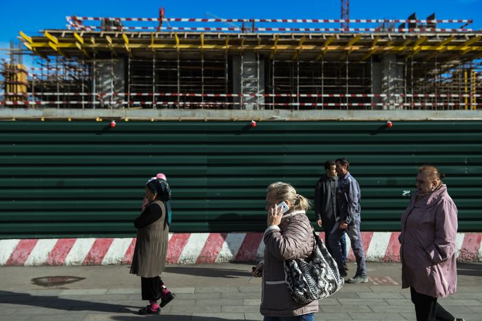 Пенсионеры на улицах Москвы