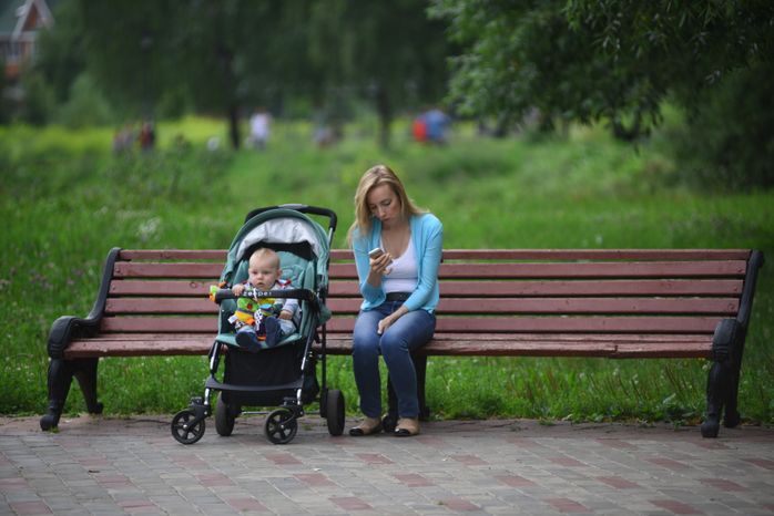 Женщина с ребенком в парке в Долгопрудном