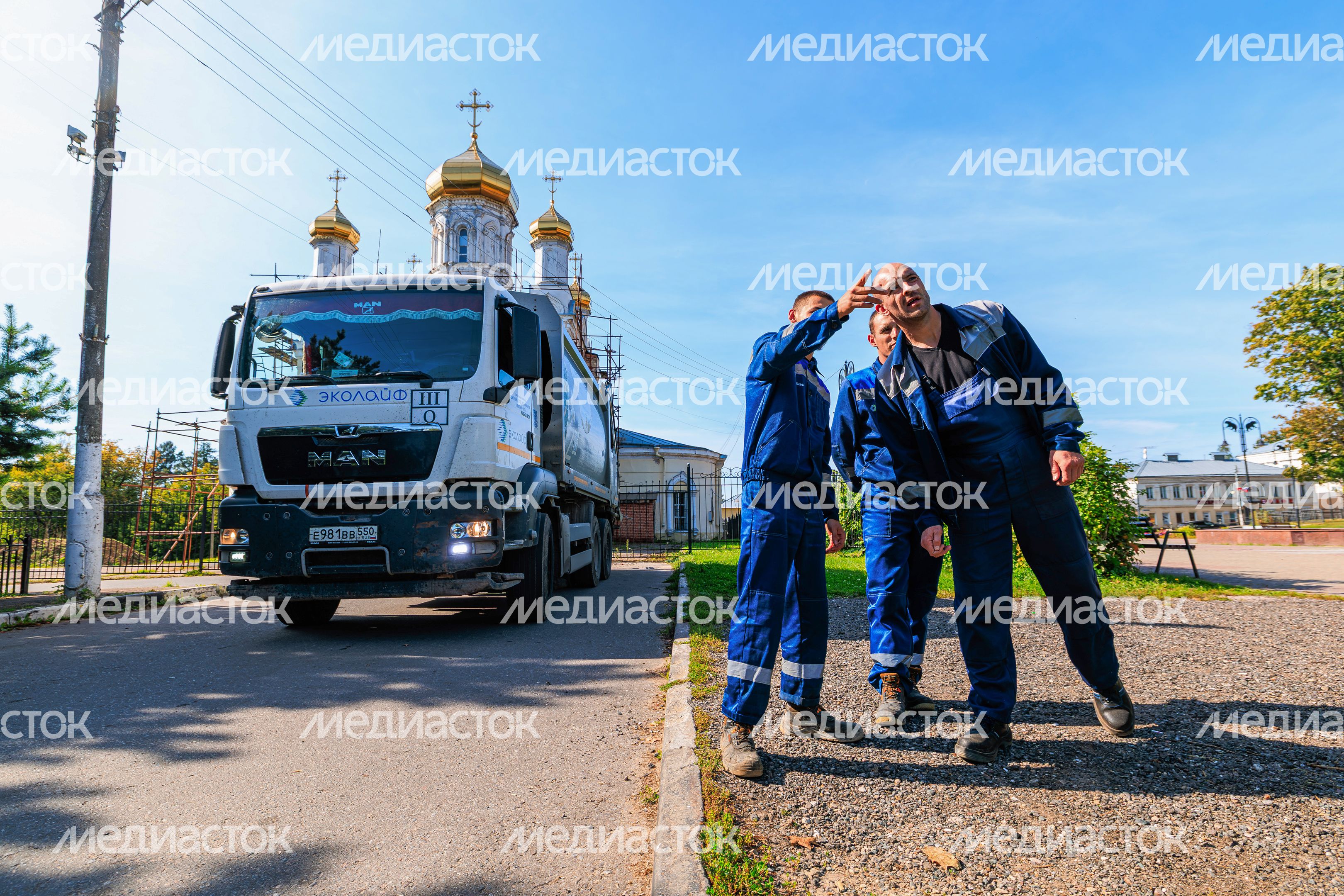 Работа мусоровоза при вывозе ТКО в Рузском округе Работа мусоровоза при вывозе ТКО в Рузском округе