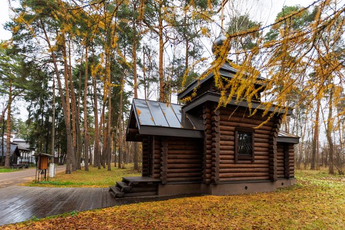 Часовня в Глуховском парке Ногинска осенью