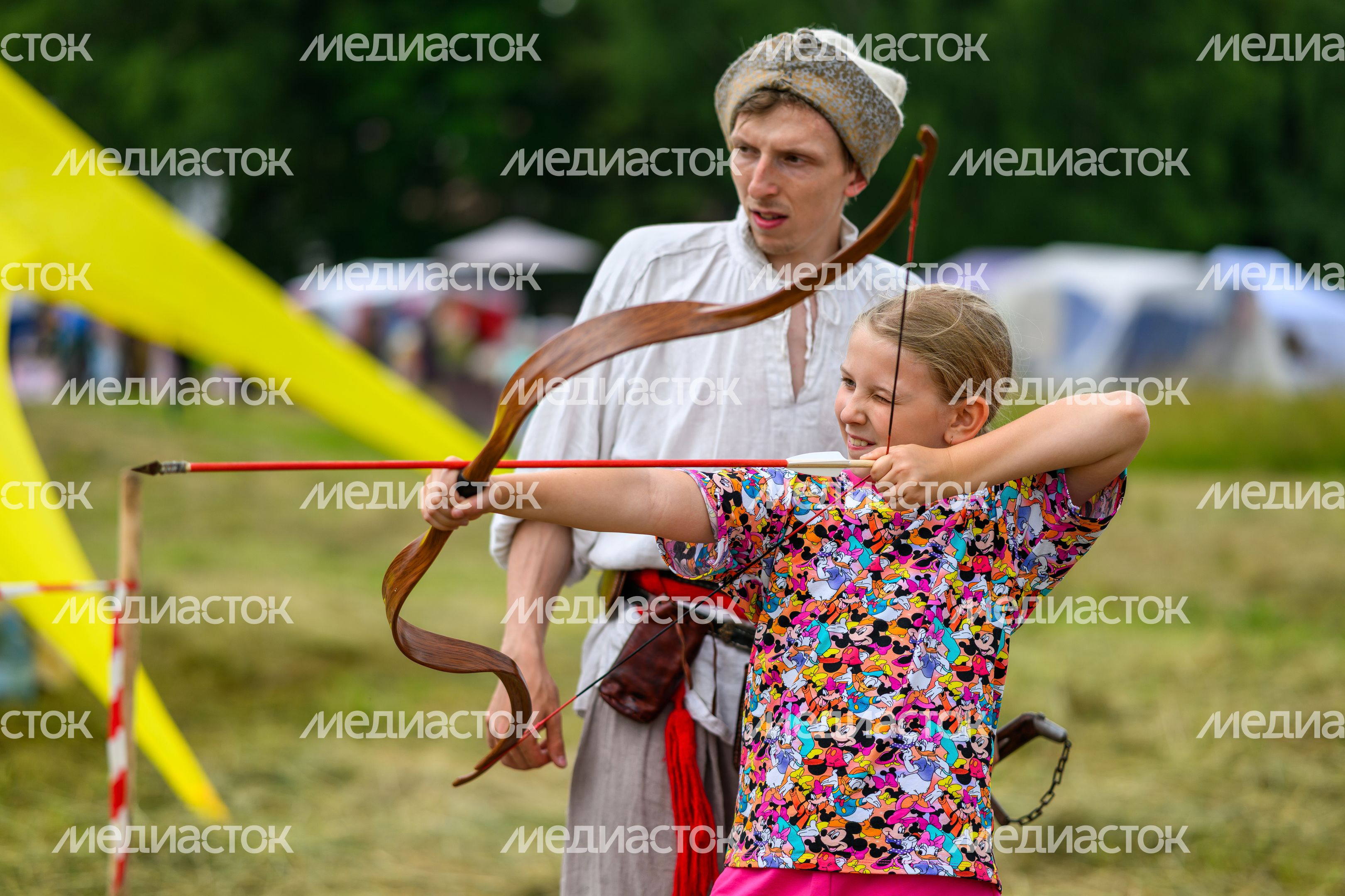 Интерактивная площадка по стрельбе из лука на фестивале народной культуры «Сенокос в Муранове» Пушкинского округа