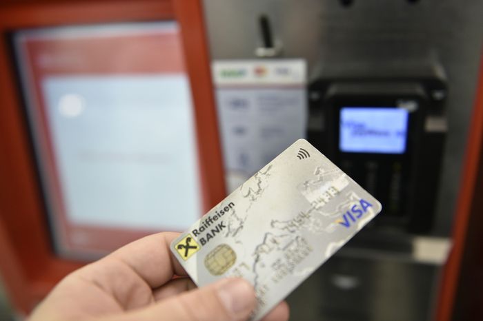 Оплата проезда банковской картой в Московском метрополитене
