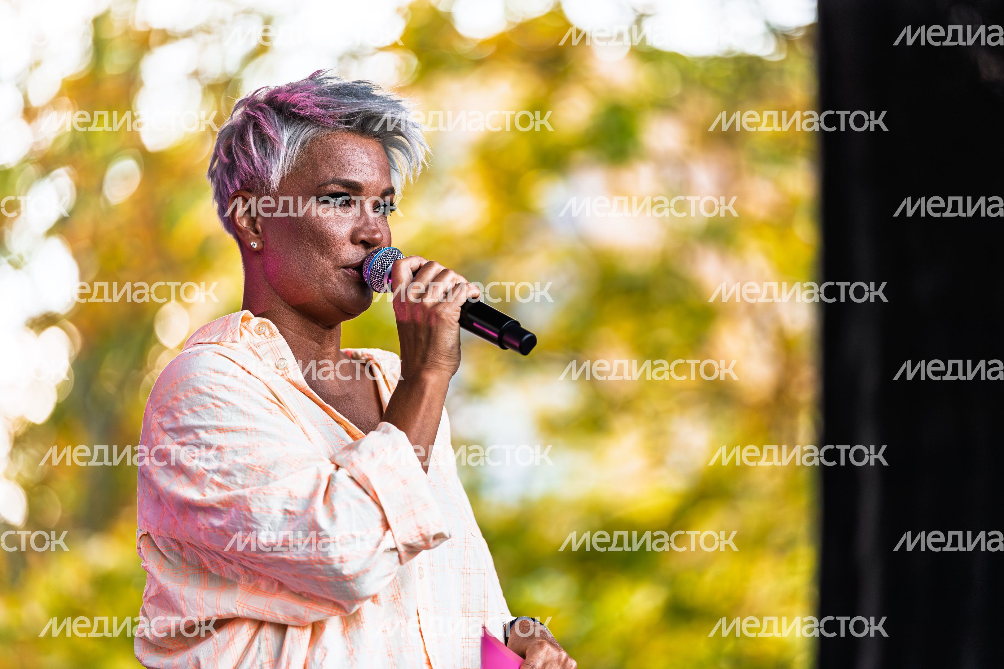 Телеведущая Юлия Костюшкина вела гала-концерт третьего сезона проекта «Город танцует в парках» в Реутове Телеведущая Юлия Костюшкина вела гала-концерт третьего сезона проекта «Город танцует в парках» в Реутове