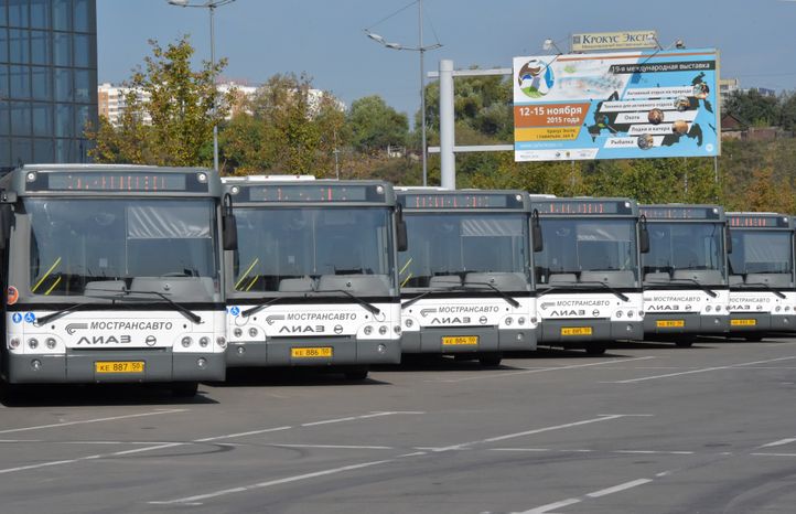 А. Воробьев вручил муниципалитетам ключи от 126 новых автобусов