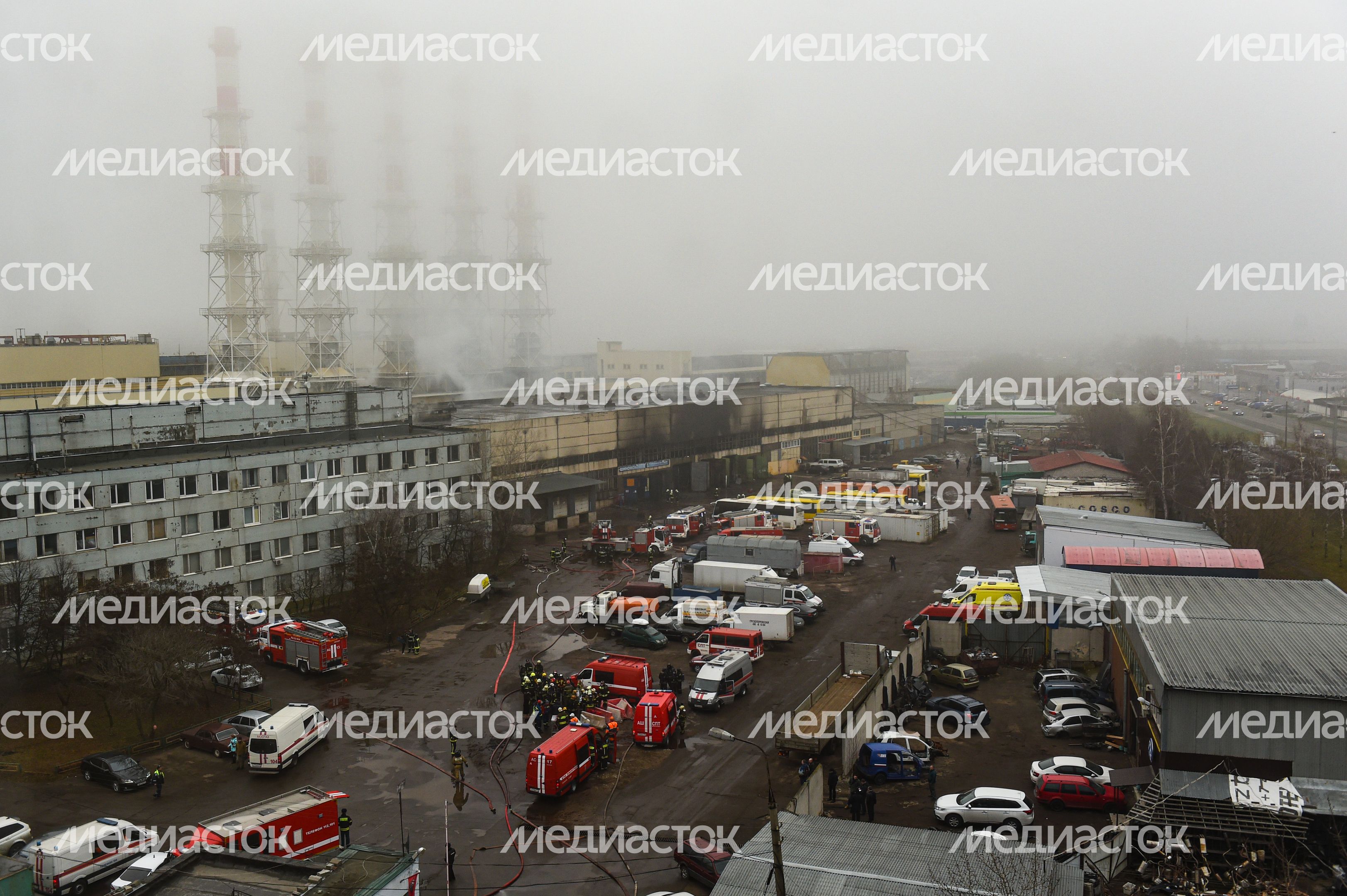 Пожар в складском помещении на улице Маршала Прошлякова в Москве