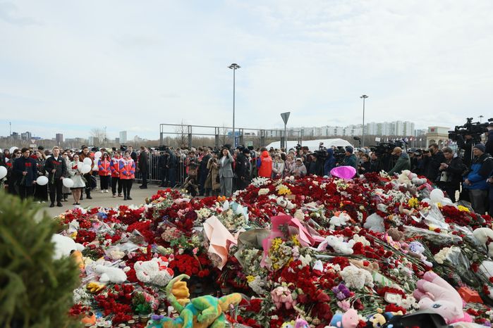 Главы и сотрудники дипмиссий возложили цветы к мемориалу у «Крокус Сити Холла»