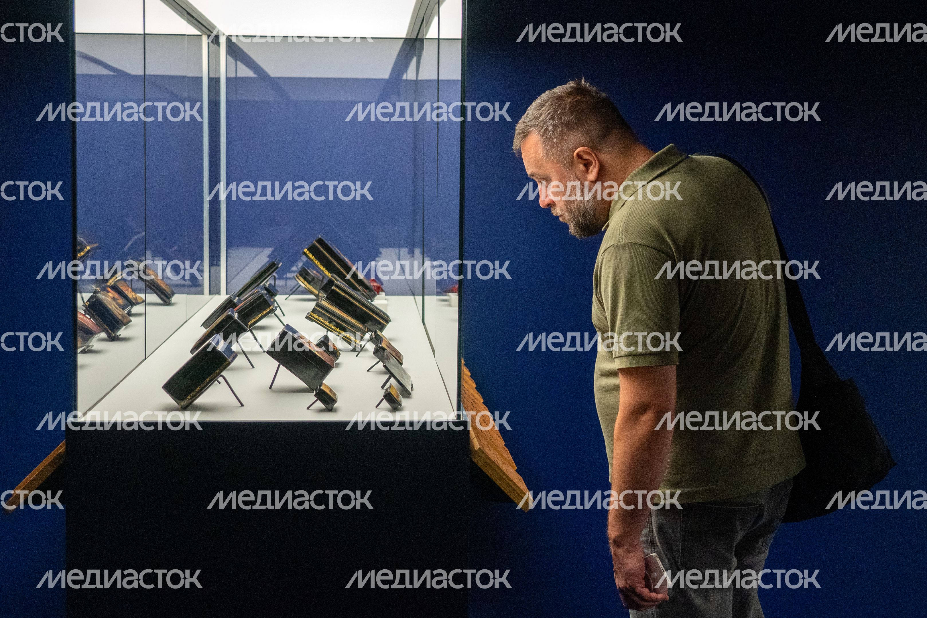Посетители выставки «Федоскино: где живет душа» в музее «Новый Иерусалим» города Истра
